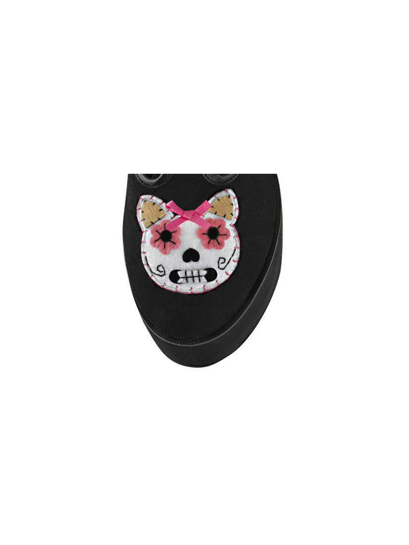 Close-up of CLICK-04-1 Kitty Platform Shoes with embroidered cat skull patch and pink bow on black toe