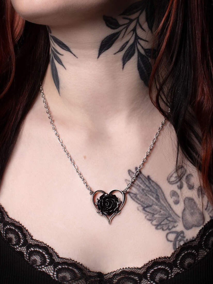 Collana con pendente a cuore in oro bianco 18k e rubini. | GV